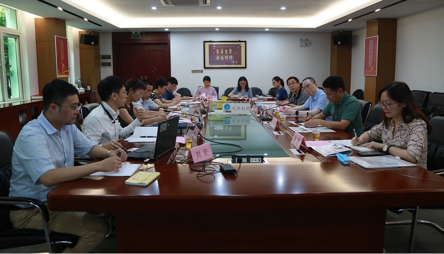 海珠区市场监督治理局副局长肖亮一行到白云山优惠活动办理大厅公司调研