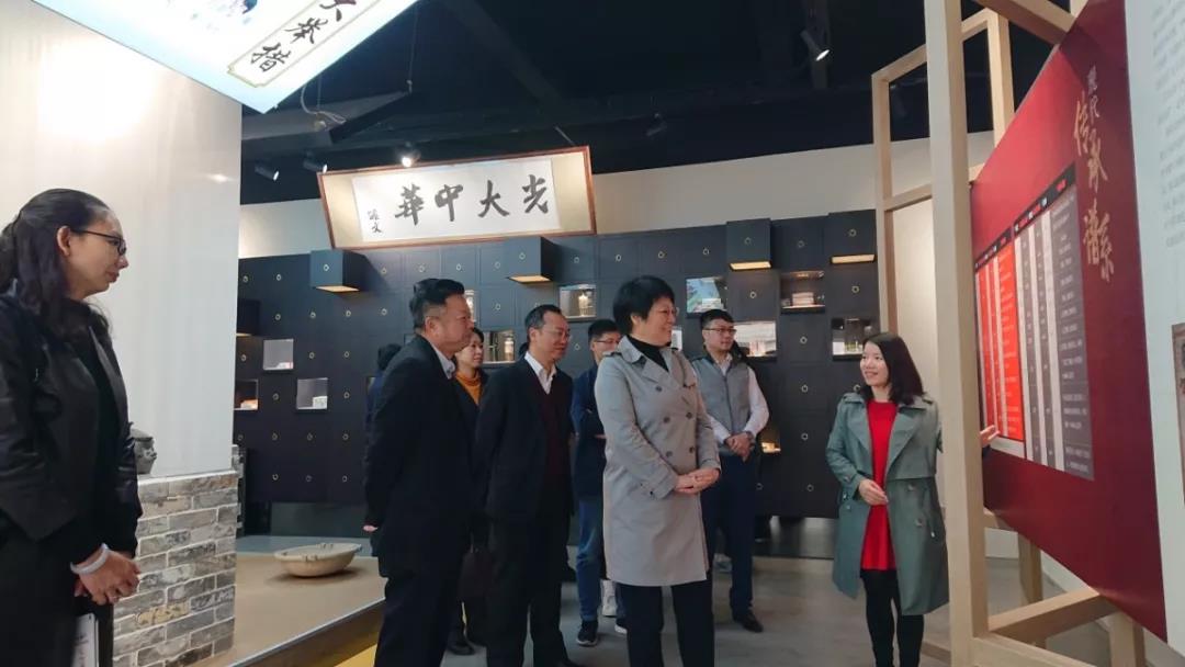 广药集团副总经理、总工程师刘菊妍一行到白云山优惠活动办理大厅调研科技质量治理工作