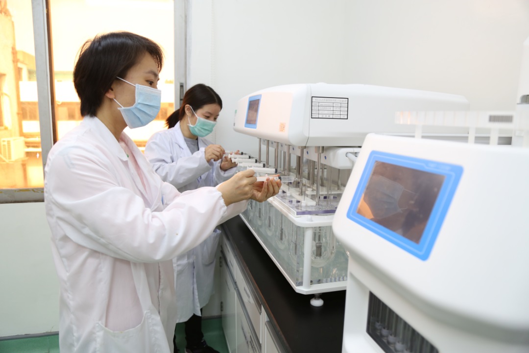 办公桌上的一瓶盐 ——可讲求也能够迁就的优惠活动办理大厅研发人董穗娟