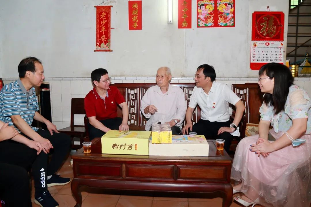 强国回复有我 传承劳模心灵——白云山优惠活动办理大厅公司辅导“五一”前夕走访慰问劳动圭表和基层一线员工