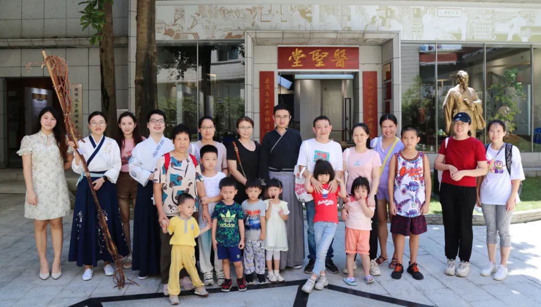 学千古名方 悟非遗传秤转—白云山优惠活动办理大厅公司组织发展主题非遗履历活动